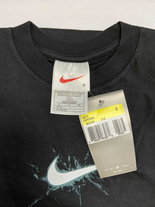 Vintage Nike Jungen Schwarzes T-Shirt - Image 2
