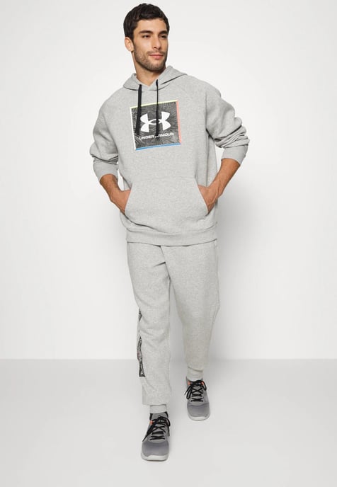 Under Armour Herren Rivel Graphic Trainingsanzug in Grau - Image 1