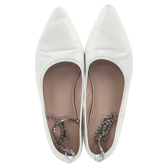 Miu Miu Ballerinas mit verziertem Riemen und spitzer Zehenpartie aus weißem Leder - Image 2