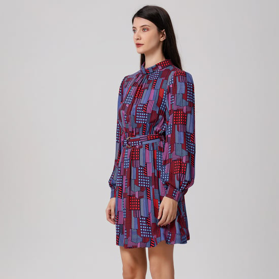 Kurzes Blusenkleid mit grafischem Print - Image 4
