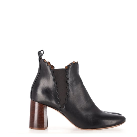 Chloé Geschwungene Chelsea-Stiefel aus schwarzem Leder - Image 4