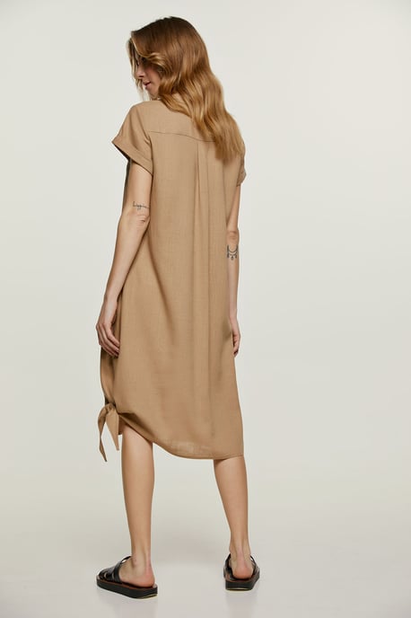 Beigefarbenes Midikleid mit Bindedetail - Image 5