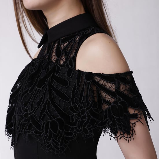Angepasstes Kleid mit nackten Schultern und Spitzenlenkrad - Image 4