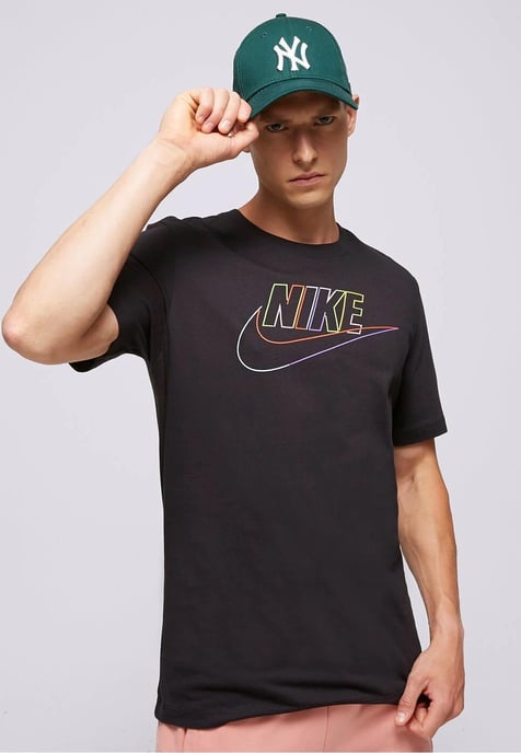 Nike M NSW Club+ BRD PK HBR T-Shirt in Schwarz - Image 1