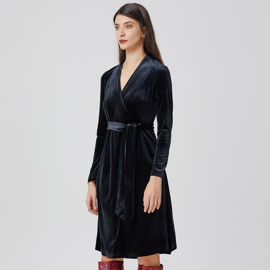 Wickelkleid aus Samt mit V-Ausschnitt - Image 3