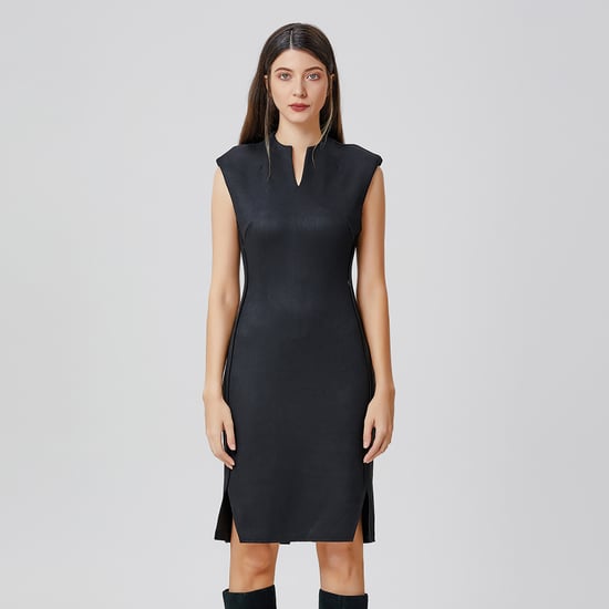 Tailliertes Kleid mit V-Ausschnitt - Image 4