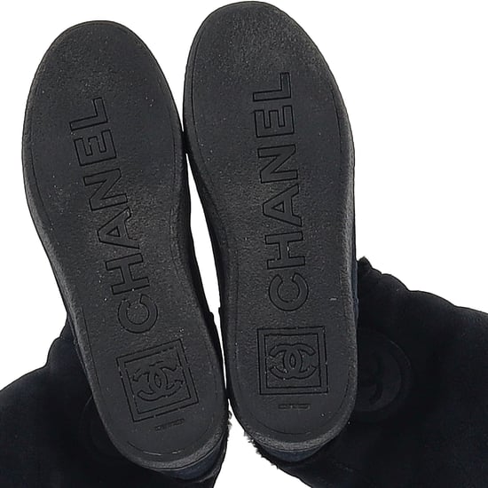 Chanel CC Logo Lammfell-Stiefel aus dunkelblauem Wildleder - Image 6