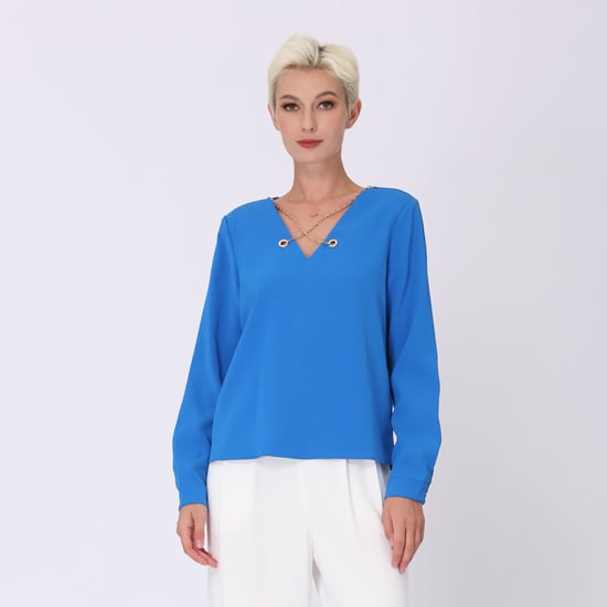 Bluse mit V-Ausschnitt und Zierkette - Image 1