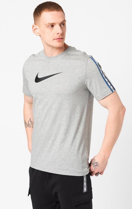 Nike Sportswear Repeat T-Shirt Club in Grau - Image 1