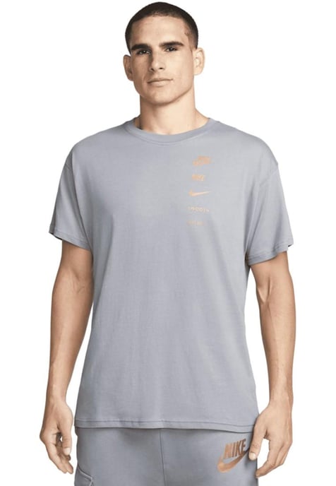 Nike Sportswear Standard Issue T-Shirt in Polar Grau - Image 1