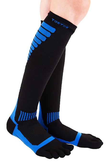 TOETOE - Herren- und Damen-Sport-Kompressionskniestrümpfe mit Feuchtigkeitsregulation - Schwarz & Blau - Image 2