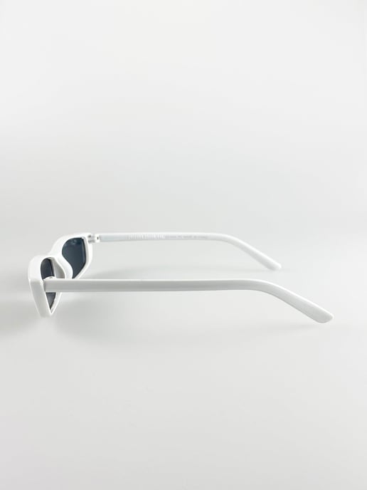 Retro Slim Cateye Sunglasses In White