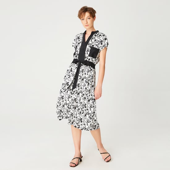 Bi-Material-Kleid mit monochromem Blumendruck und Kordelzuggürtel - Image 4