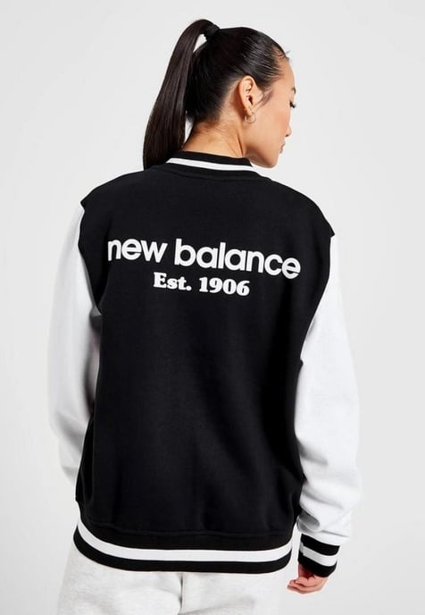 New Balance Damen Varsity Bomberjacke in Schwarz - Image 2