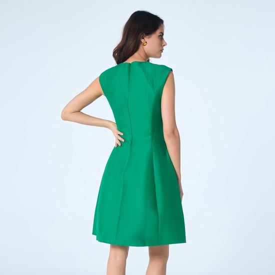 Kurzes Fit-and-Flare-Kleid aus Satin mit quadratischem V-Ausschnitt - Image 3