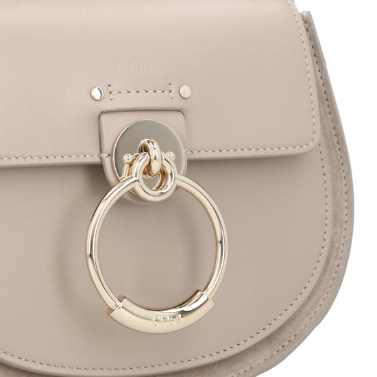 Chloé Kleine Tess Tasche aus glänzendem Leder und Wildleder in Grau - Image 5