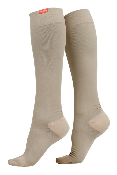 VIM&VIGR - Breite Wadenstrümpfe mit abgestufter Kompression 15-20 mmhg Feuchtigkeitstransportierendes Nylon für Damen und Herren - Cashew - Image 1