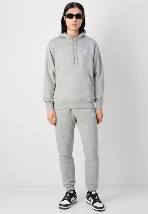 Nike Herren Sportswear Club Fleece Trainingsanzug mit Kapuze in Grau - Image 1