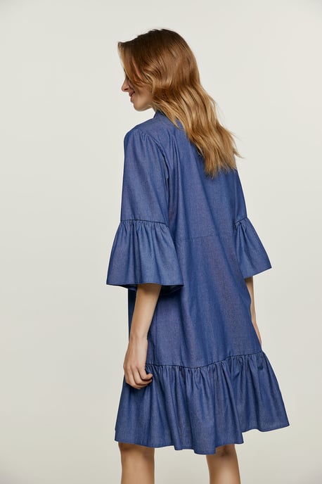 Denim Kleid mit Glockenärmeln und Rüschensaum - Image 4