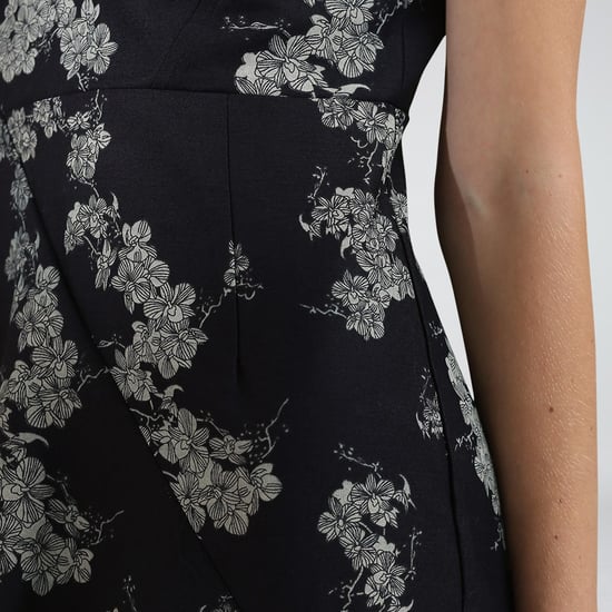 Maßgeschneidertes Denim-Kleid mit V-Ausschnitt - Image 4