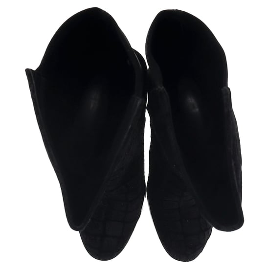 Stuart Weitzman – Kniehohe Stiefel mit Krokodilprägung aus schwarzem Samt - Image 5