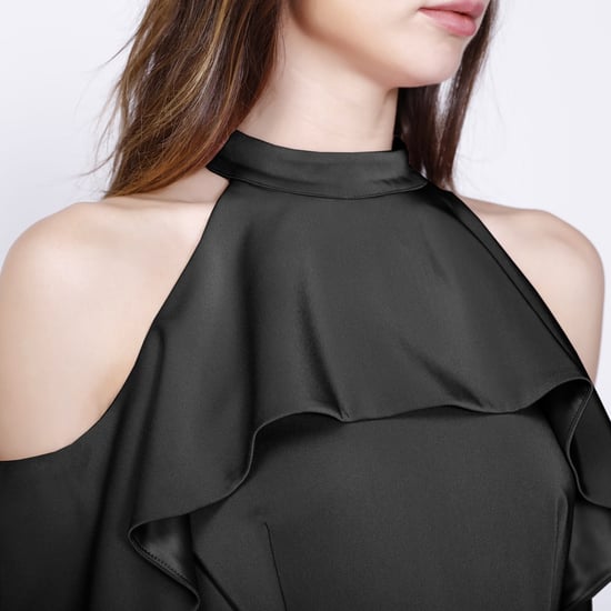Tailliertes Kleid mit großen Rüschen und nackten Schultern - Image 5