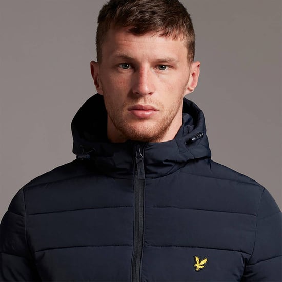 Bleiben Sie mit der leichten Pufferjacke von Lyle & Scott vor den Elementen geschützt. Die leichte Pufferjacke mit regulärer Passform aus strapazierfähigem und weichem Polyester und verstellbarer Kapuze ist die perfekte Übergangsjacke für jedes Wetter. - Image 4