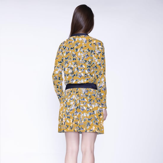 Kurzes Kleid mit Satin-Kragen und Blätterdruck - Image 2