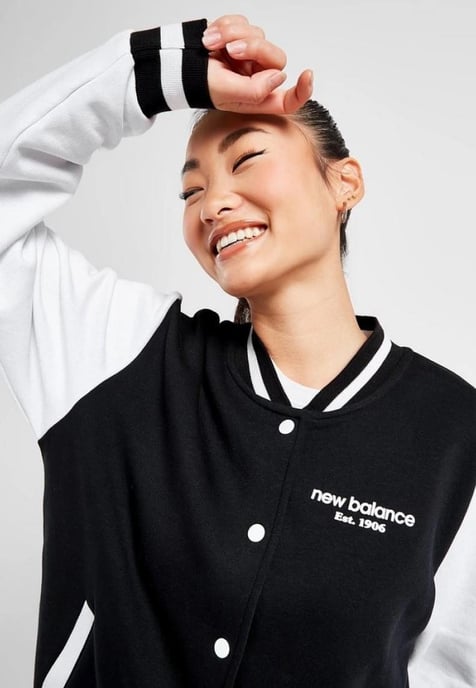 New Balance Damen Varsity Bomberjacke in Schwarz - Image 3
