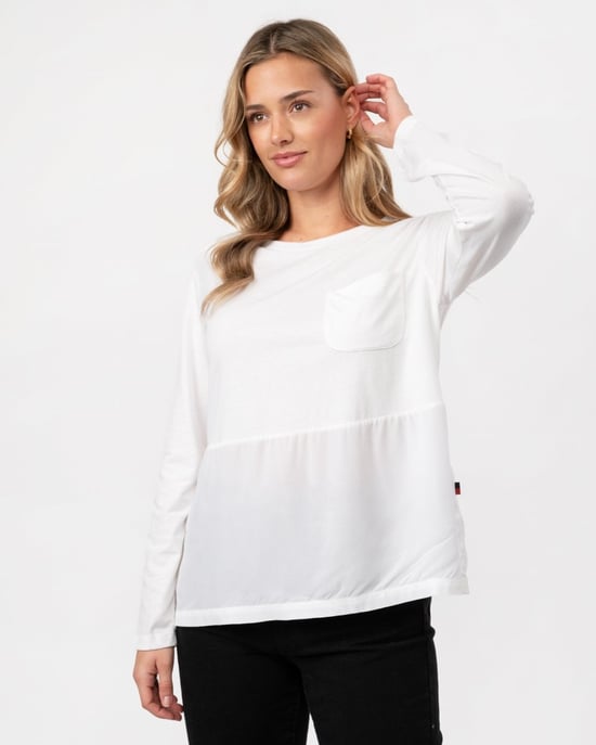Rundhals-T-Shirt mit Brusttasche und Seitenschlitz in Weiß - Image 1