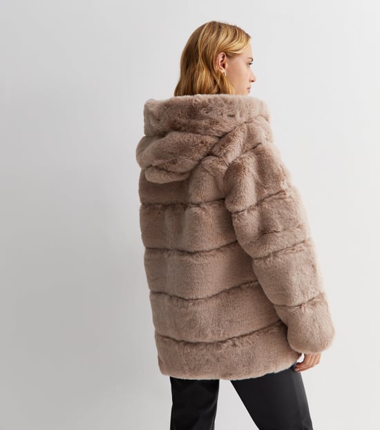 Horizontal geschnittene Pelz-Kapuzenjacke - Image 4