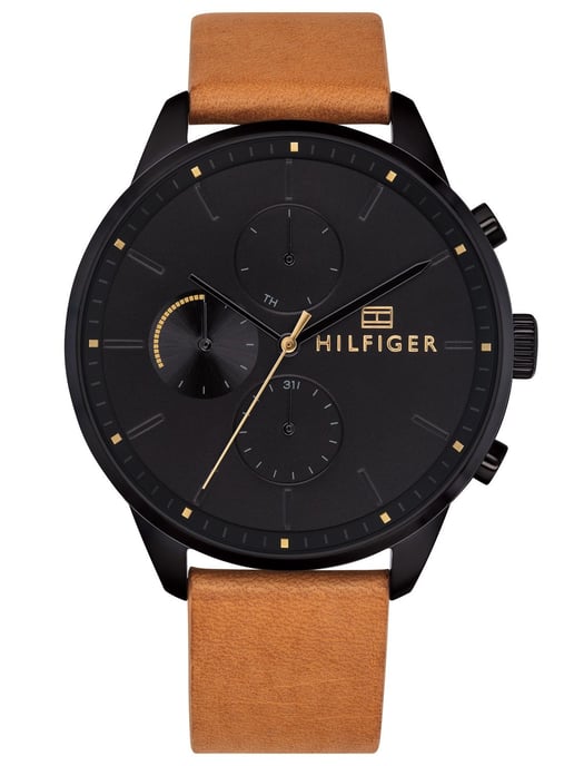 Diese Tommy Hilfiger Chase Multi Zifferblatt Uhr für  Herren ist das perfekte Accessoire zum tragen oder verschenken. Ihr Schwarz 44 mm Rund Gehäuse kombiniert mit dem bequemen Beige Armband aus  Leder garantiert, dass Sie diese atemberaubende Uhr komprom - Image 1