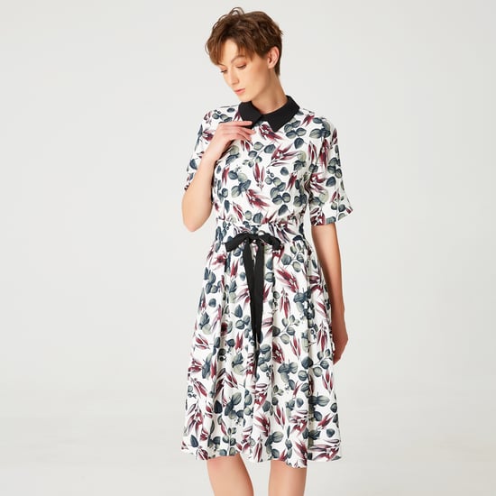 Trapèze-Robe in Midi-Länge mit feinen Brüsten und Fransen - Image 4