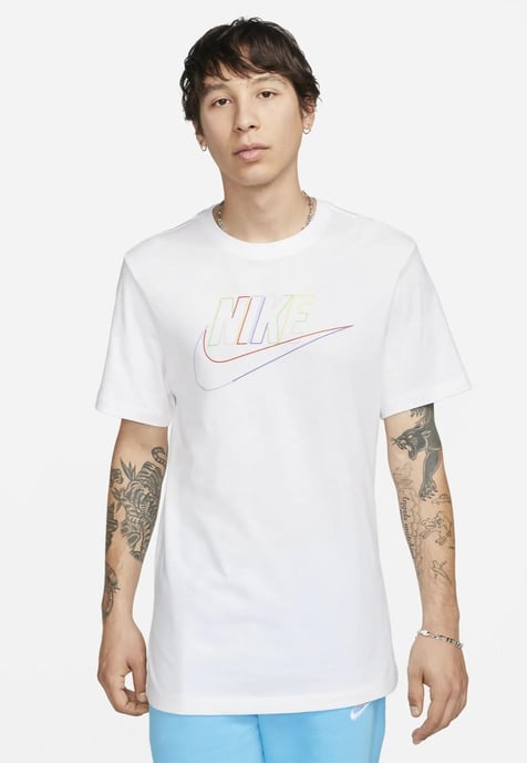Nike M NSW Club+ BRD PK HBR T-Shirt in Weiß - Image 1