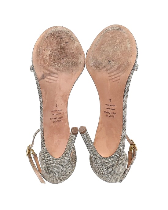 Stuart Weitzman Nudist Sandalen aus goldfarbenem Synthesematerial - Image 6