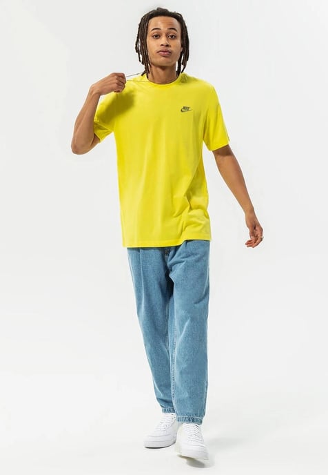 Nike Sportswear Club Herren-T-Shirt in Gelb - Image 4