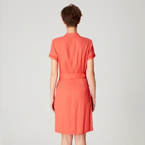 Kurzes strukturiertes Hemdkleid - Image 6