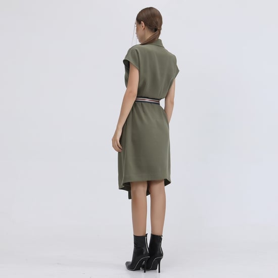 Mittellanges Kleid mit Wickeloptik und zusätzlichem Gürtel - Image 2