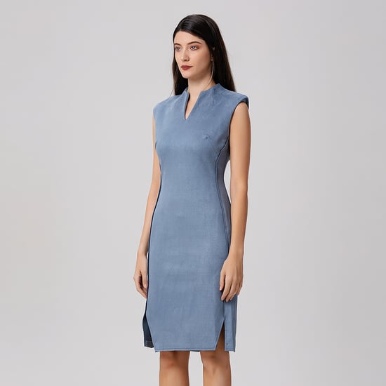 Tailliertes Kleid mit V-Ausschnitt - Image 2