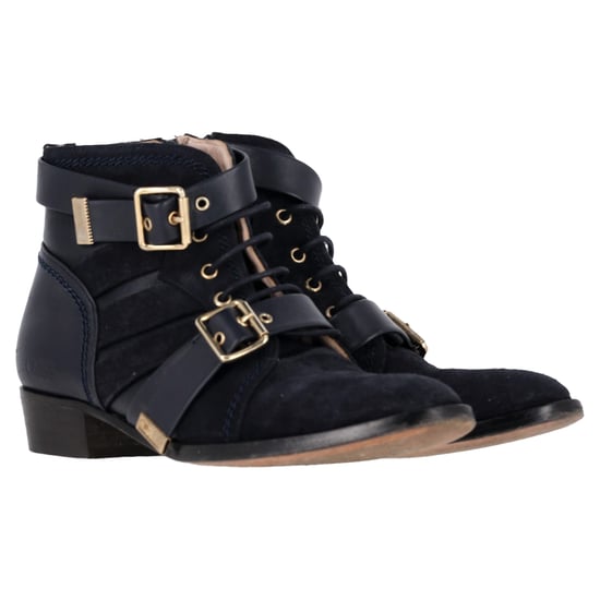 Chloé Ankle Boots aus schwarzem Wildleder mit Schnallen- und Schnürdetails - Image 4
