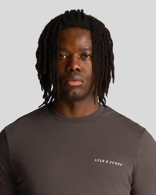 Herren-T-Shirt mit Lyle & Scott-Stickerei in Grau - Image 4