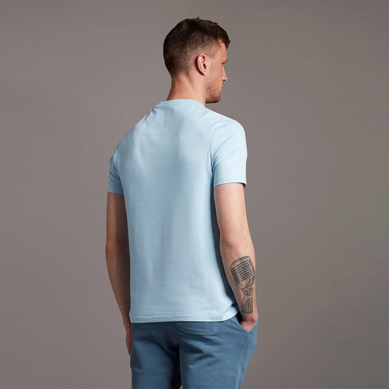 Unsere Plain T-Shirts sind ein luxuriöses Basic für den Kleiderschrank und ein Beweis für die hochwertige Verarbeitung von Lyle & Scott. Diese Herren-T-Shirts eignen sich perfekt für Lagenlooks und sind in einer Reihe einzigartiger Statement-Farben erhält - Image 2