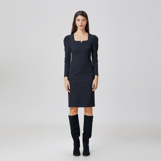 Tailliertes Kleid mit Puffärmeln - Image 1