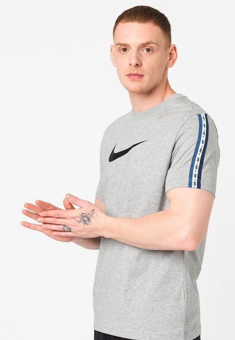 Nike Sportswear Repeat T-Shirt Club in Grau - Image 3