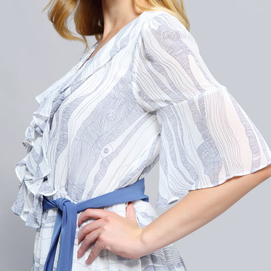 Kurzes Kleid mit Rüschen und linearem Wellenmuster - Image 5