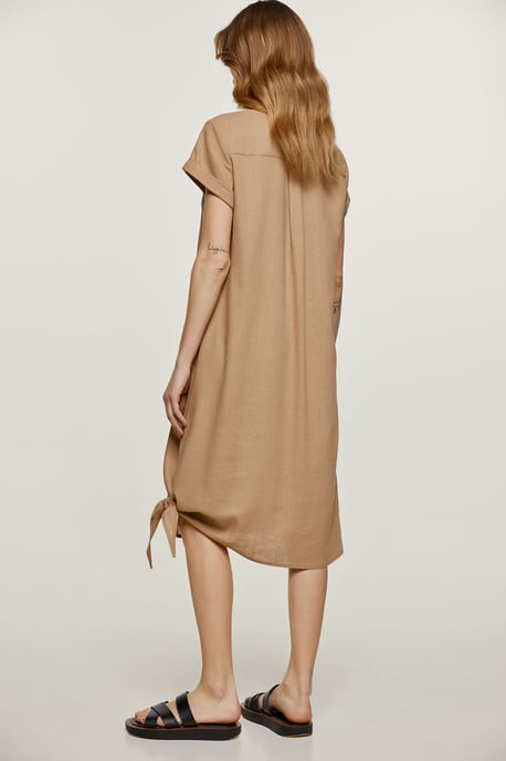Beigefarbenes Midikleid mit Bindedetail - Image 2