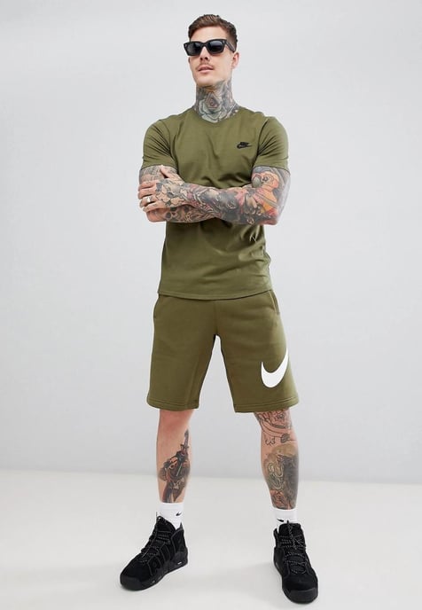 Nike Sportswear Club Herren-T-Shirt in Olive - Image 4