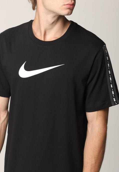 Nike Sportswear Repeat T Shirt Club in Schwarz - Image 3