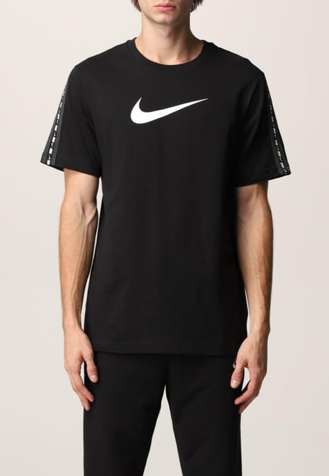 Nike Sportswear Repeat T Shirt Club in Schwarz - Image 1