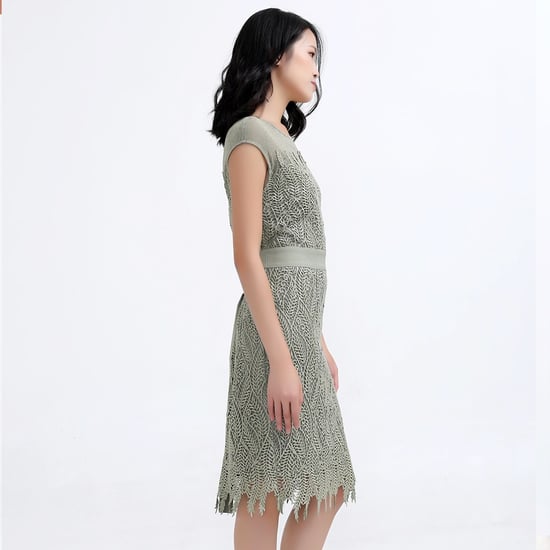 Tailliertes Kleid aus Makrospitze und Tüll - Image 5